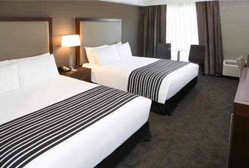 阿伯兹福德机场桑德曼酒店客房内的一张或多张床位
