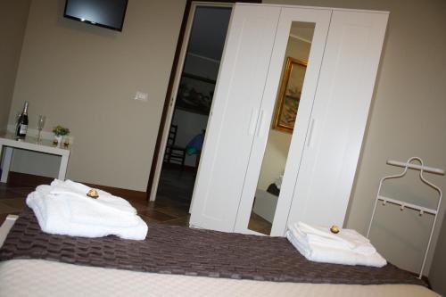 伊索拉戴里费米尼Dal Barone Vincenti的一间卧室,配有两条毛巾和镜子