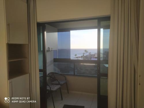 萨尔瓦多Beira Mar Rio Vermelho 02的客房设有海景窗户。
