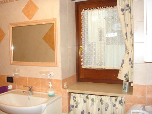 列蒂索格妮公寓的一间带水槽和窗户的浴室