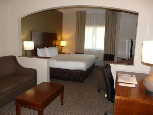 Comfort Inn Fort Myers Northeast客房内的一张或多张床位