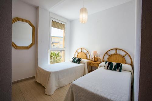 德尼亚Zurich 47的一间卧室设有两张床和窗户。
