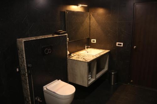 HOTEL THE KALYANIZ的一间浴室