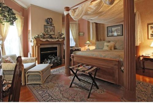 印第安纳波利斯老北区住宿加早餐旅馆的一间卧室设有一张天蓬床和一个壁炉