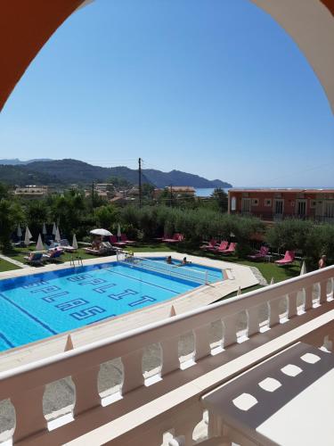 阿里拉斯Eleni Apartments的阳台享有游泳池的景致。