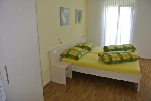 Bazenheid加尼毕亨巴茨恩海德酒店的一间卧室配有带两个枕头的床和窗户