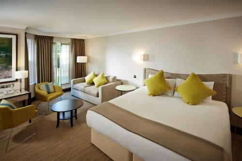 阿斯科特Royal Berkshire的酒店客房设有一张大床和一间客厅。