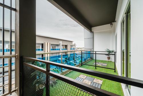 斗湖SVOK Hotel的享有游泳池景致的阳台