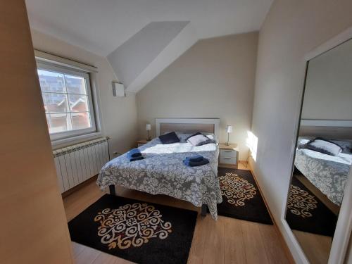 诺维萨德Dream apartments的一间小卧室,配有一张床和镜子