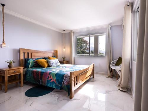 博瓦隆Peponi SelfCatering Apartments的一间卧室设有一张床和一个窗口