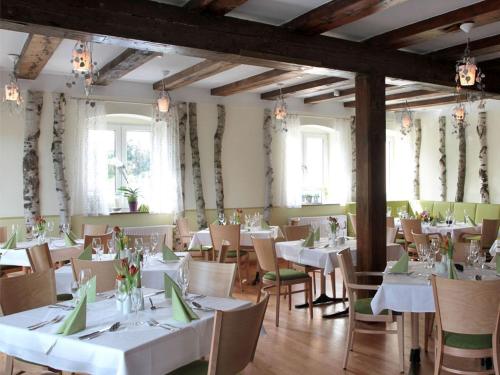 拉特诺Zum Alten Hafen的一间设有白色桌椅和窗户的用餐室
