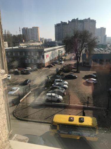 敖德萨Apartment for a pleasant stay的停在停车场的黄色校车