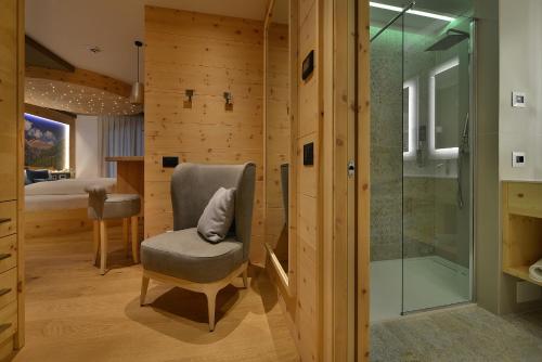 科戈洛Kristiania Pure Nature Hotel & Spa的一间带椅子和淋浴的浴室