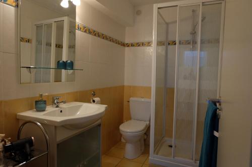佩皮尼昂Très bel appartement (40m²) avec piscine privative的浴室配有卫生间、盥洗盆和淋浴。