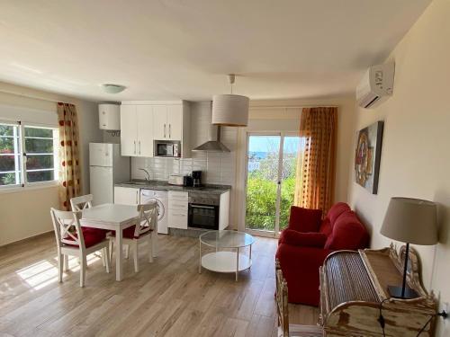 莫哈卡尔Mda Playa del Cantal的客厅配有红色的沙发和桌子