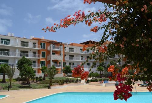 圣玛丽亚Agua Hotels Sal Vila Verde的享有带游泳池的公寓大楼的景色
