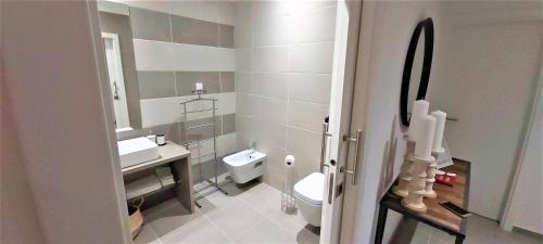 阿尔布费拉Albufeira beach apartment的浴室配有白色卫生间和盥洗盆。