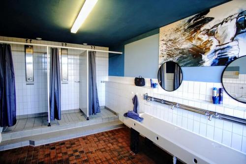 赫尔努姆何努青年旅舍的带淋浴、盥洗盆和镜子的浴室
