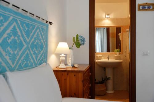 托雷斯港梅洛公寓酒店的浴室设有床、水槽和镜子
