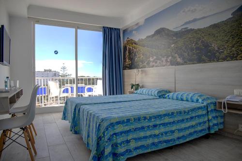 帕尔马海滩NURA Boreal的一间卧室设有一张床和一个大窗户