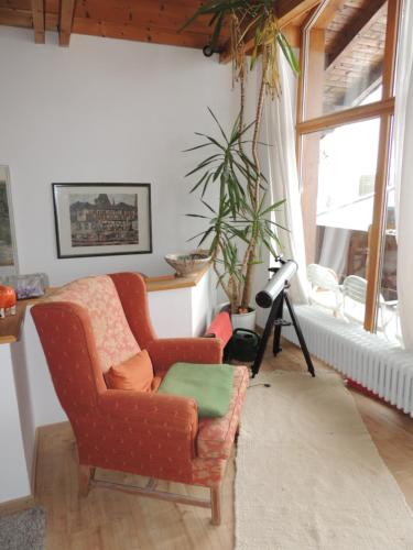 茨维泽尔FW Zauberblick的客厅配有椅子和灯