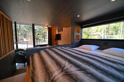杜柏Wild Cube的一间卧室设有一张大床和大窗户