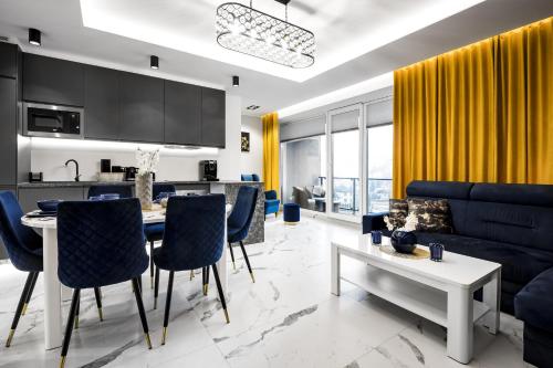 什切尔克Apartament Zacisze z prywatną sauną的客厅配有蓝色的沙发和桌子