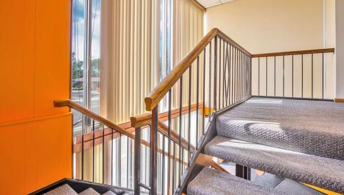 北坎顿M Star North Canton - Hall of Fame的一座拥有橙色墙壁的建筑的楼梯