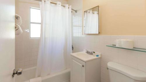 克利尔沃特比尔埃尔海滩度假汽车旅馆的浴室配有卫生间、盥洗盆和淋浴。