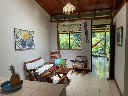 Finca Isla Rainforest Retreat的休息区