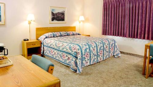 布里奇波特鲁比布里奇波特汽车旅馆的酒店客房,配有床、桌子和椅子