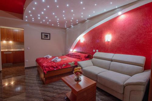 奥赫里德迪斯利维斯基别墅的带沙发和红色墙壁的客厅