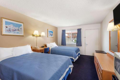 巴斯托巴斯托戴斯酒店的酒店客房设有两张床和一台平面电视。