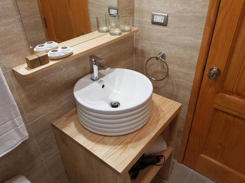 纳塔列斯港Hotel Casa Verde的木制柜台上带白色水槽的浴室