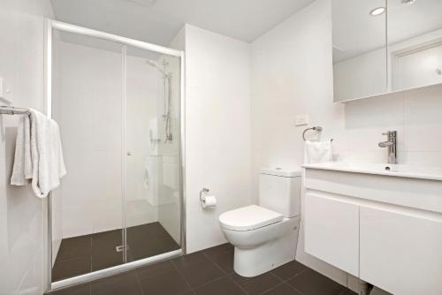 悉尼Bondi Beach Studios Suite的白色的浴室设有卫生间和淋浴。