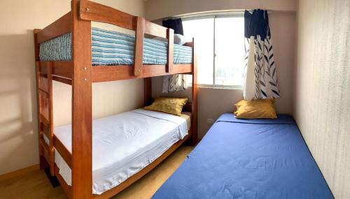 利马Vista Ashul Apartment 02 dormitorios的带窗户的客房内的两张双层床