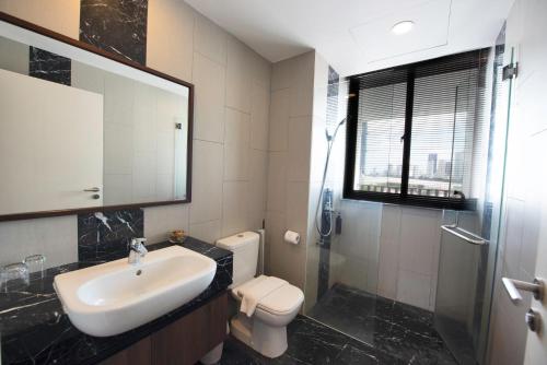 丹绒道光The Landmark by Katana - Your Home Away From Home的一间带水槽、卫生间和镜子的浴室