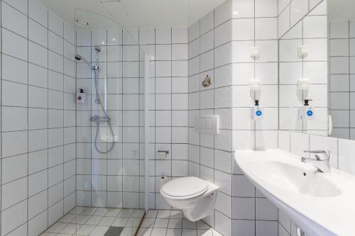 艾菲约德Vøringfoss Hotel的白色的浴室设有卫生间和水槽。