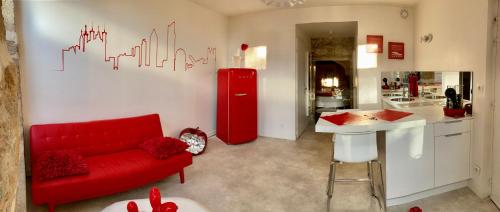 里昂莱欧弗公寓的客厅配有红色沙发和红色冰箱