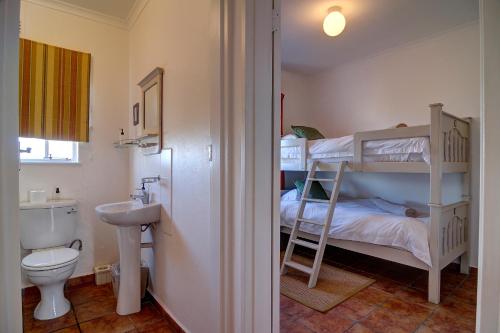 De Hoop Nature ReserveDe Hoop Collection - Village Cottages的浴室配有双层床、卫生间和水槽