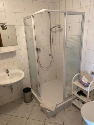 贝尔恩卡斯特尔-库斯Ferienweingut Peter-Jos. Hauth的带淋浴和盥洗盆的浴室