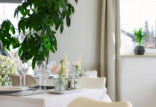 茨维泽尔Hotel Sonnenhof - Superior的一张带玻璃杯和植物的白色桌子
