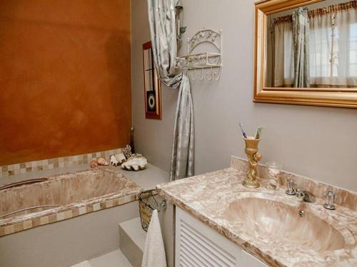 Coco Cabana Guest House的一间浴室