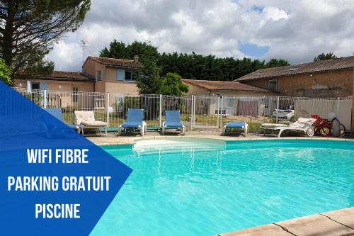 Vouneuil-sous-BiardBel Appartement T2 Climatisé avec piscine Poitiers-Futuroscope-CREPS de Poitiers的一个带椅子和围栏的大型游泳池