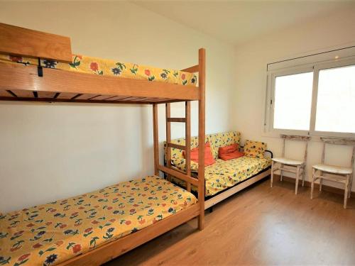 埃勒凡达尔Villa Service - Pandoria的一间卧室配有两张双层床和椅子