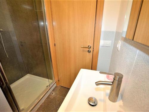 埃勒凡达尔Villa Service - Pandoria的一间带水槽和淋浴的浴室