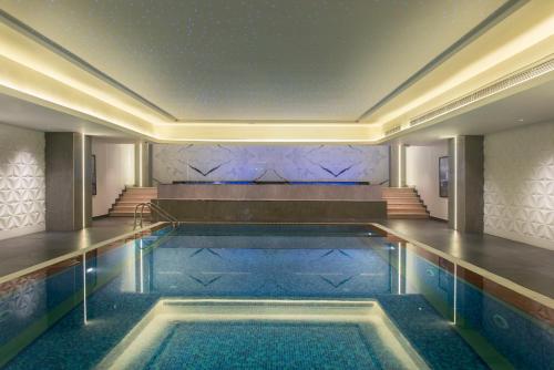 利雅德Vittori Palace Hotel and Residences的一座建筑物中央的游泳池