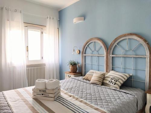 马蒂纳塔Dimora Mediterranea的一间卧室配有一张带蓝色墙壁的大床