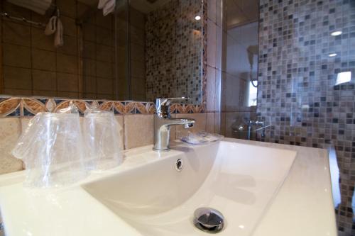 西斯帕尼亚酒店的一间浴室