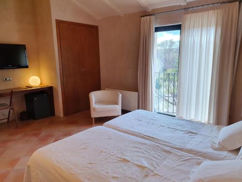 莫拉塔利亚Hotel Rural Casa Pernías的一间卧室设有一张大床和一个窗户。